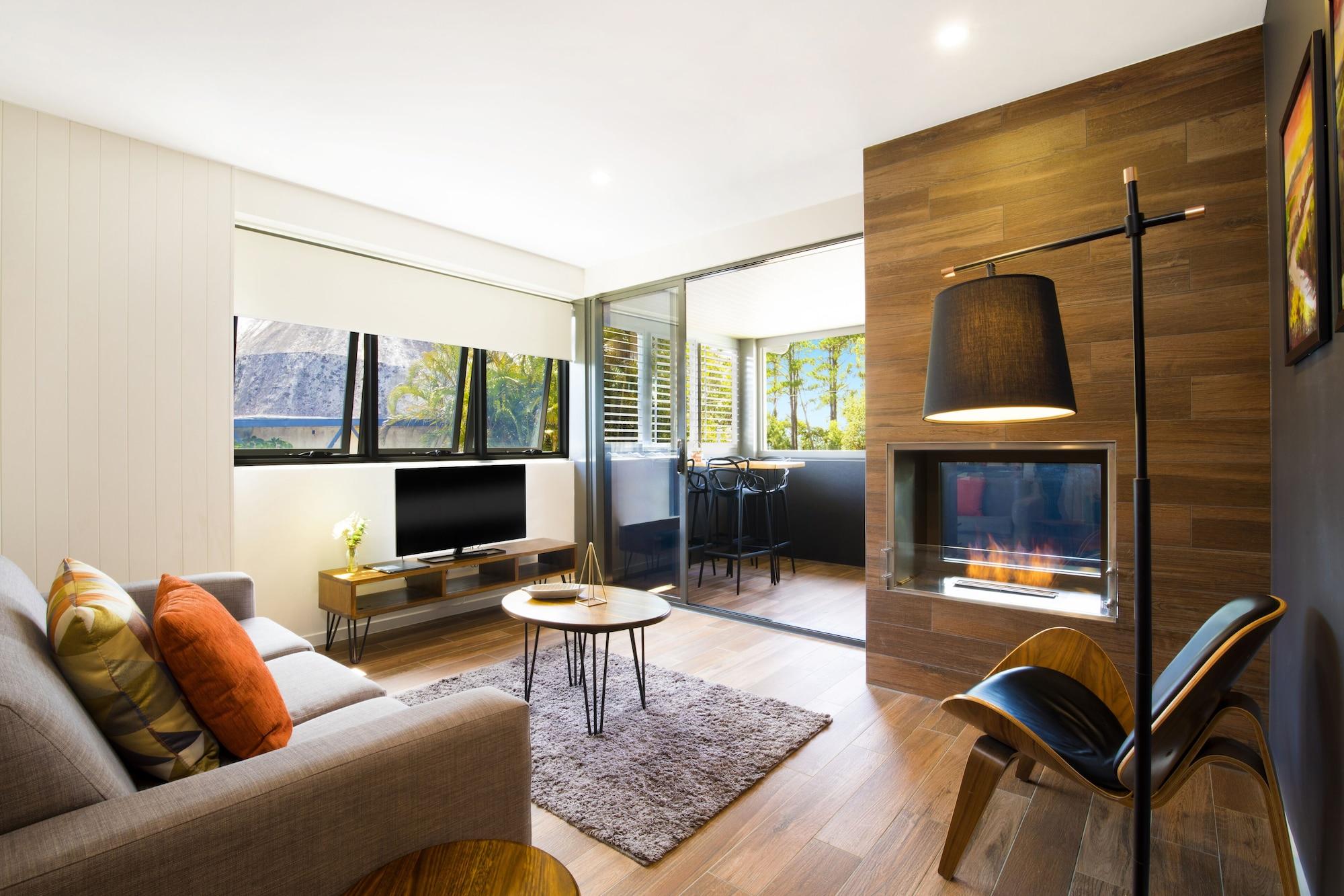 Altitude On Монтвіль Екстер'єр фото A living room with a fireplace