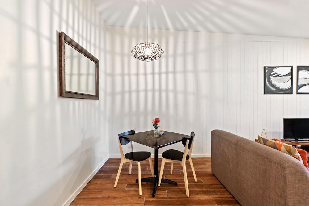 Altitude On Монтвіль Екстер'єр фото A dining room