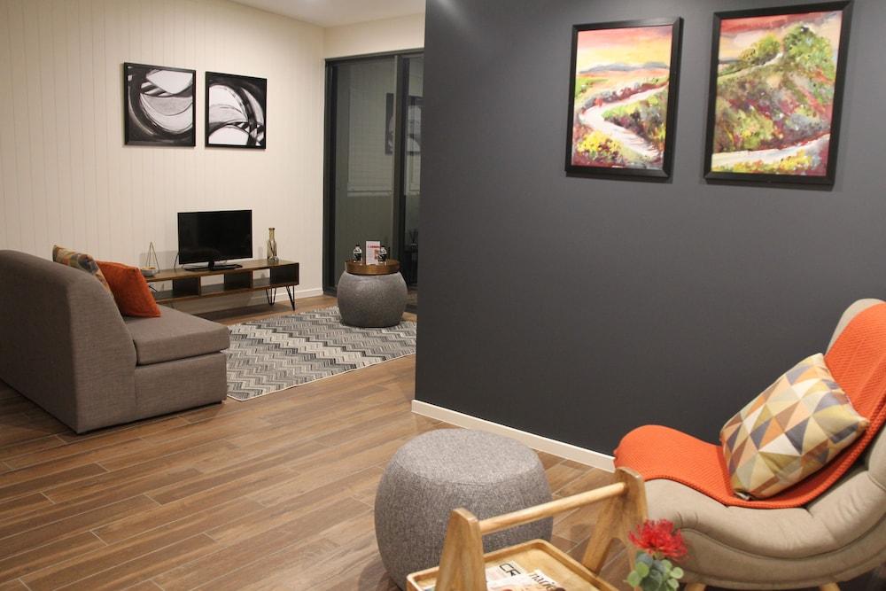 Altitude On Монтвіль Екстер'єр фото A staged living room