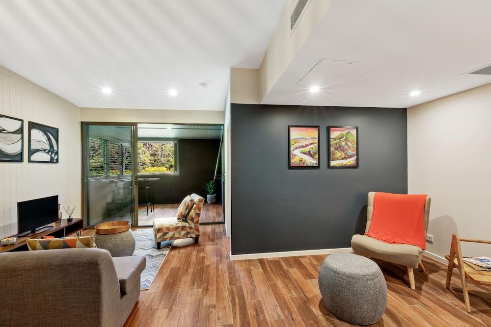 Altitude On Монтвіль Екстер'єр фото A living room with a sliding door