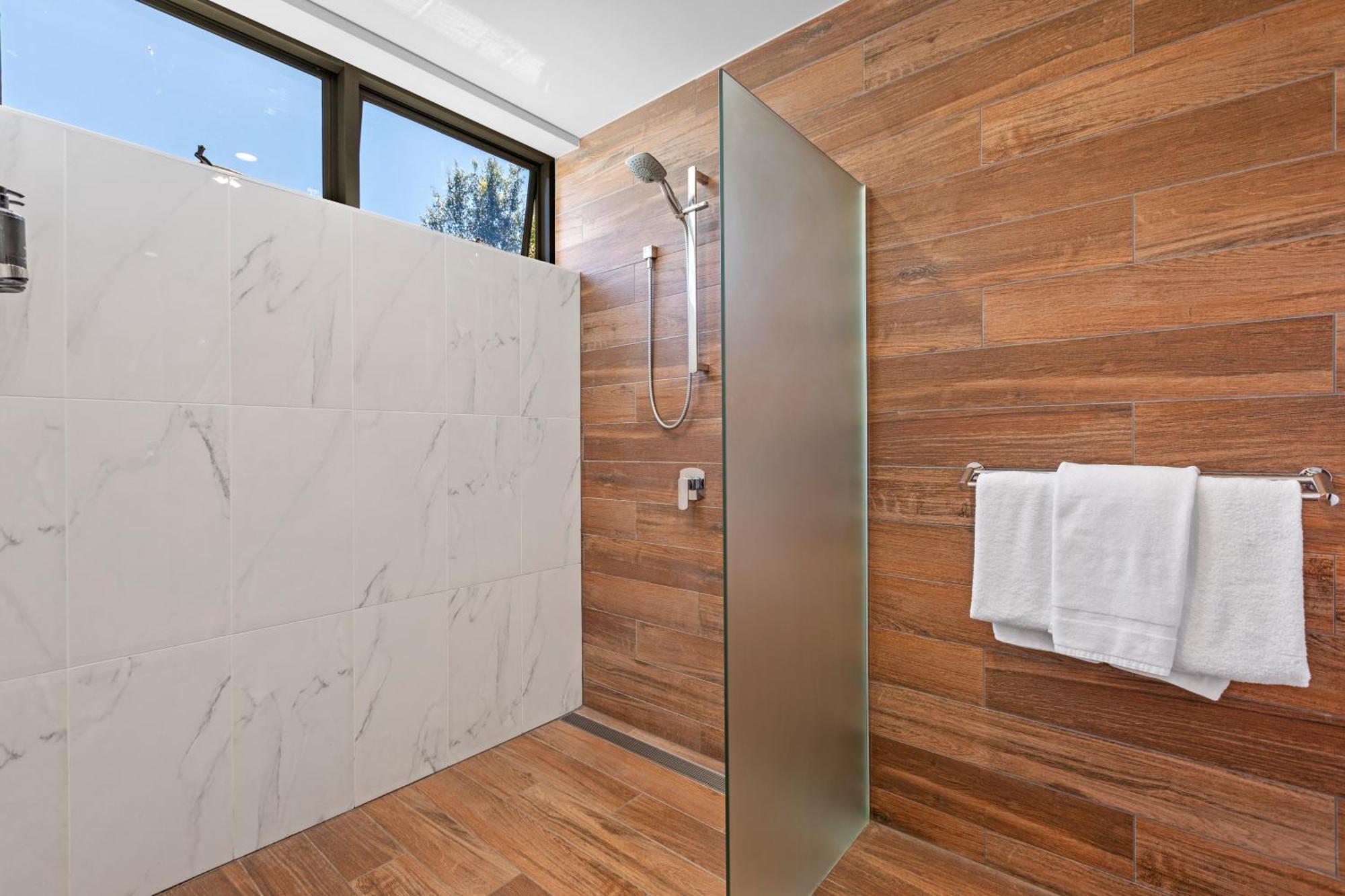 Altitude On Монтвіль Номер фото A shower with a fixed shower head and handheld shower head