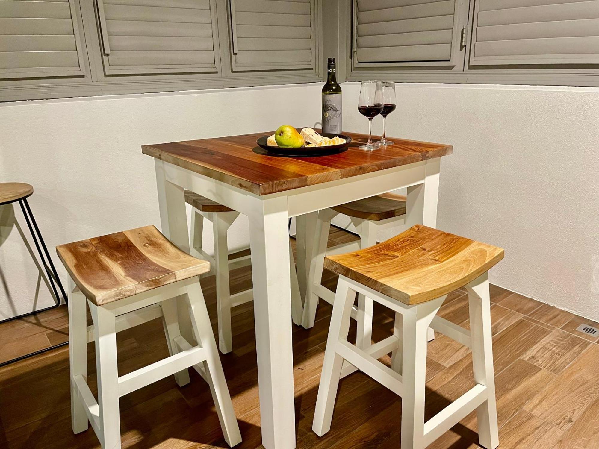 Altitude On Монтвіль Номер фото A bar table with bar stools