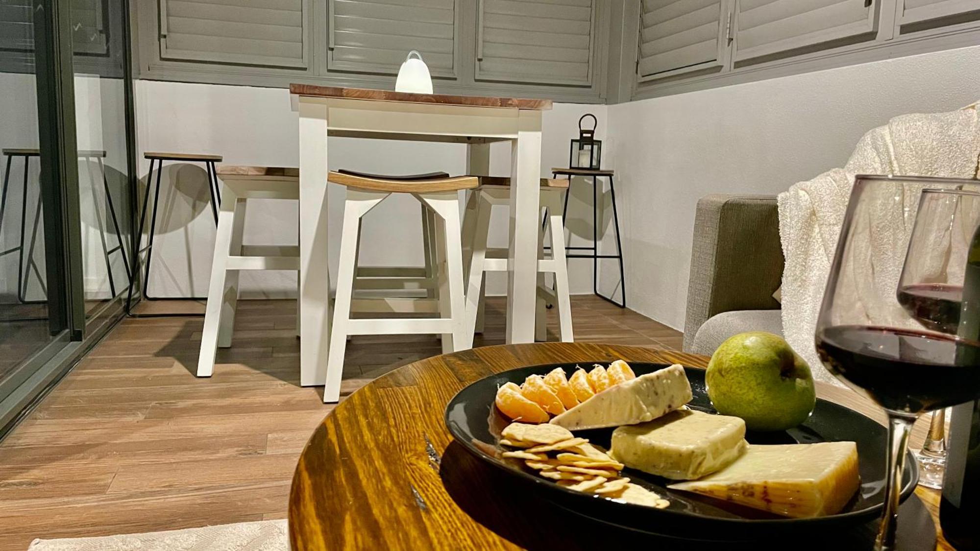 Altitude On Монтвіль Номер фото A kitchen with a breakfast bar