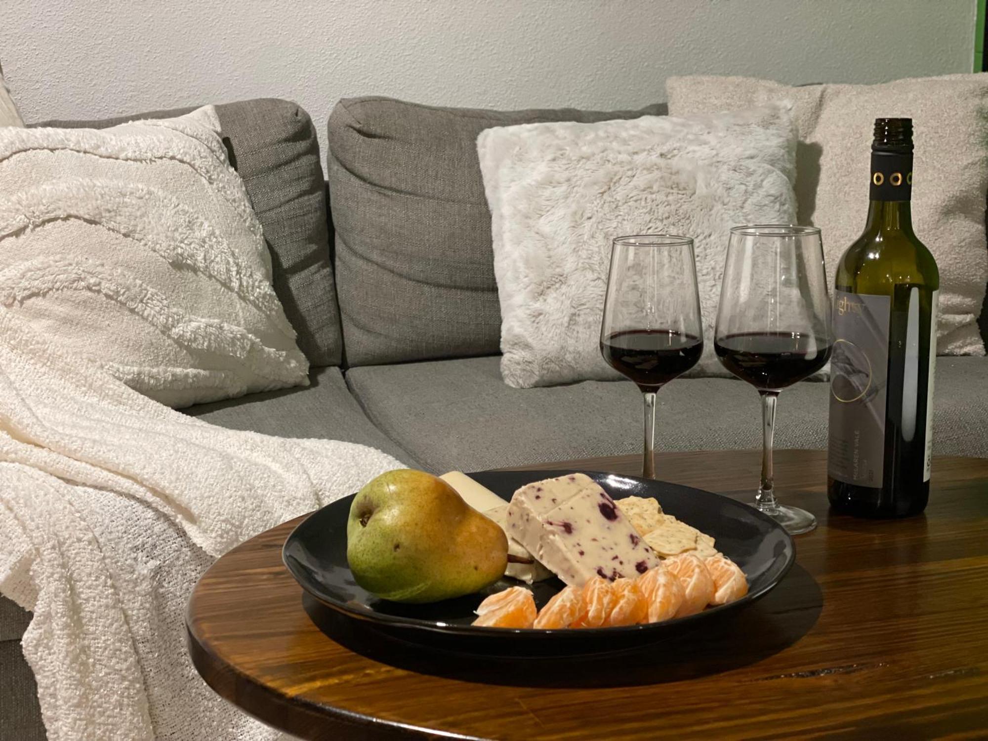 Altitude On Монтвіль Номер фото A wine and cheese pairing