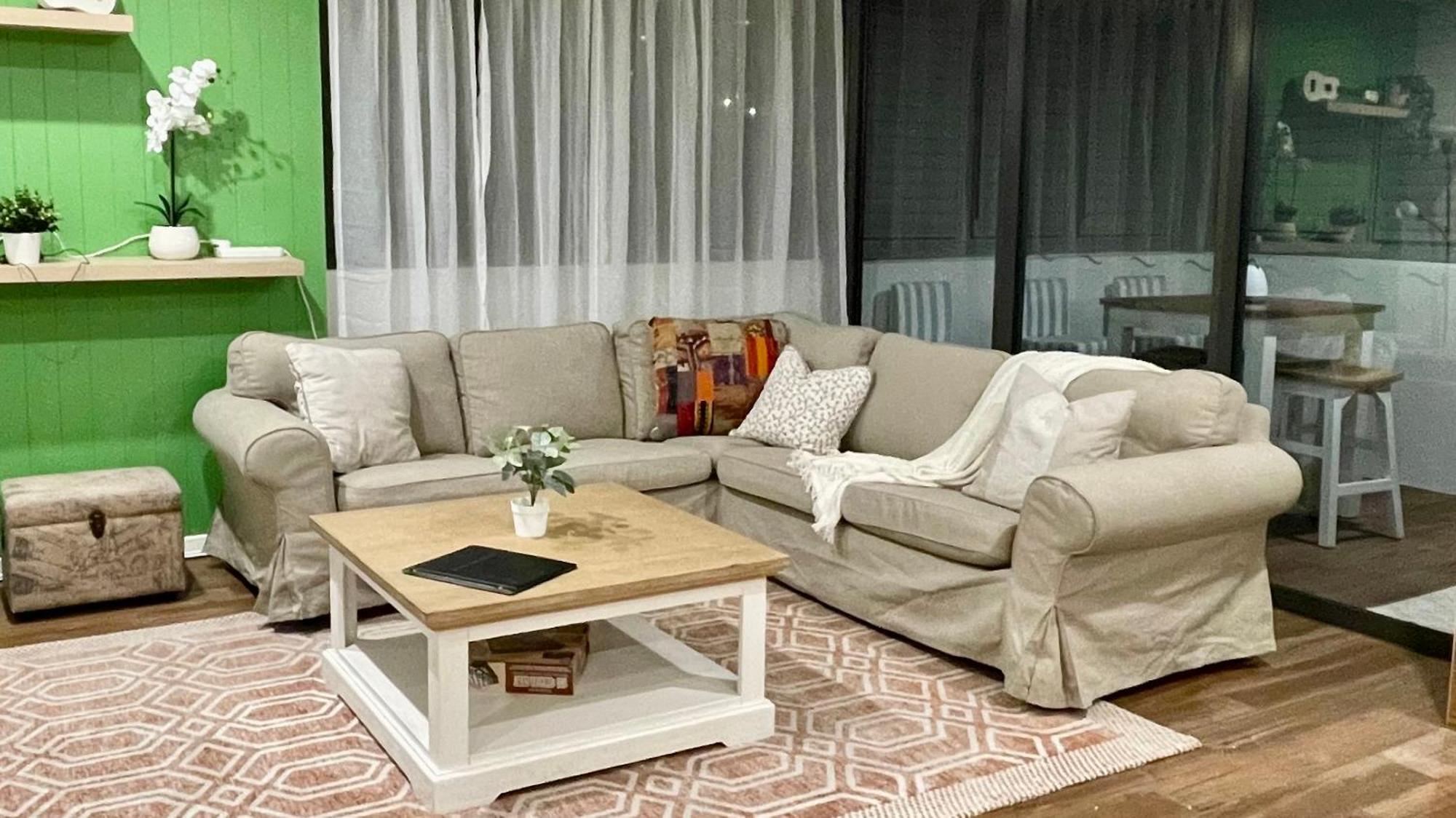 Altitude On Монтвіль Номер фото A living room with a sofa and a coffee table