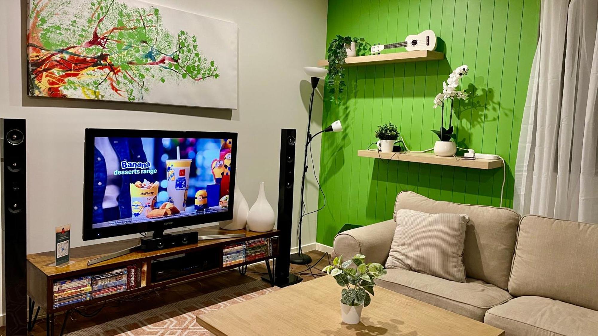 Altitude On Монтвіль Номер фото A living room with a television