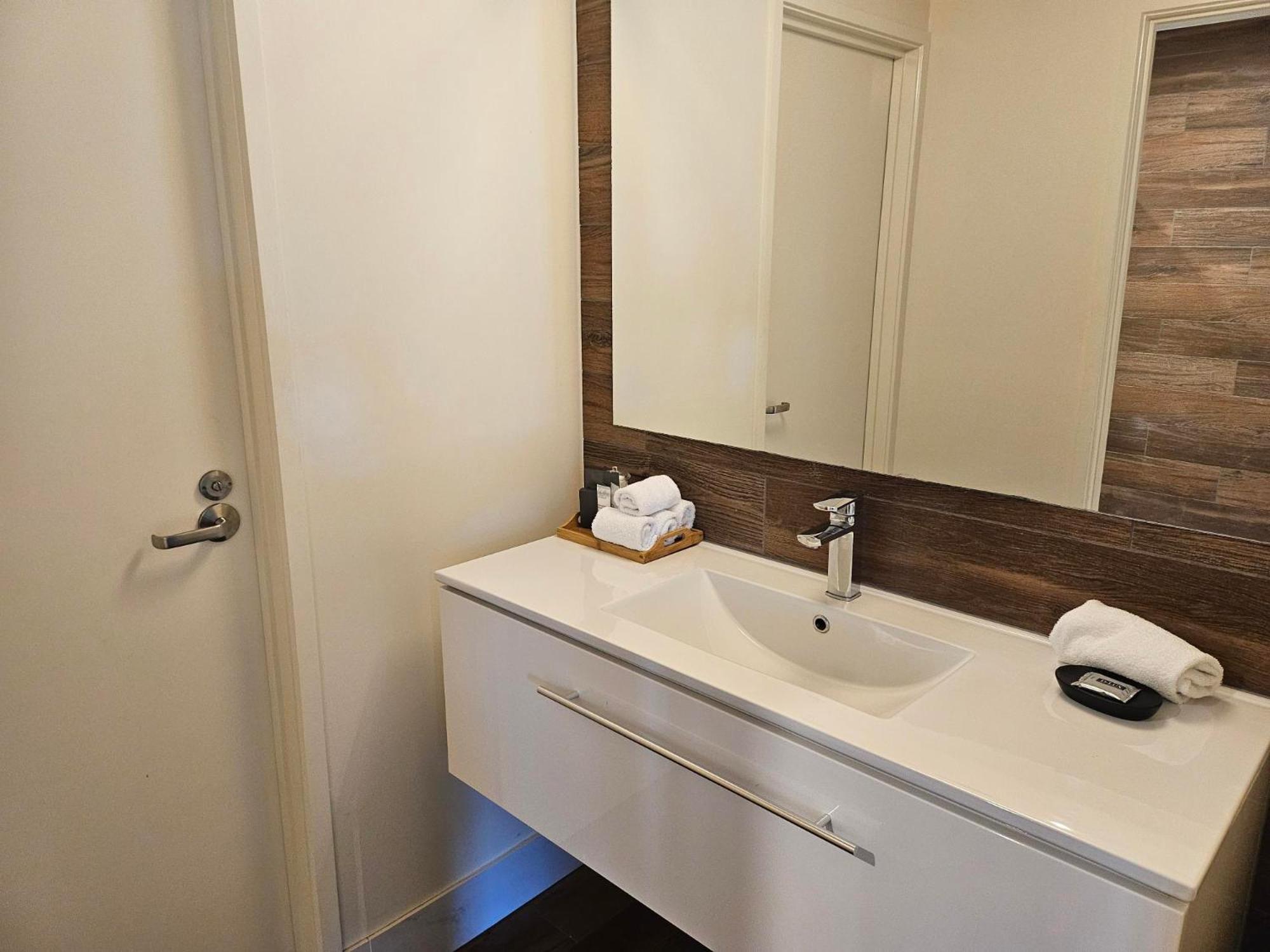 Altitude On Монтвіль Екстер'єр фото Bathroom