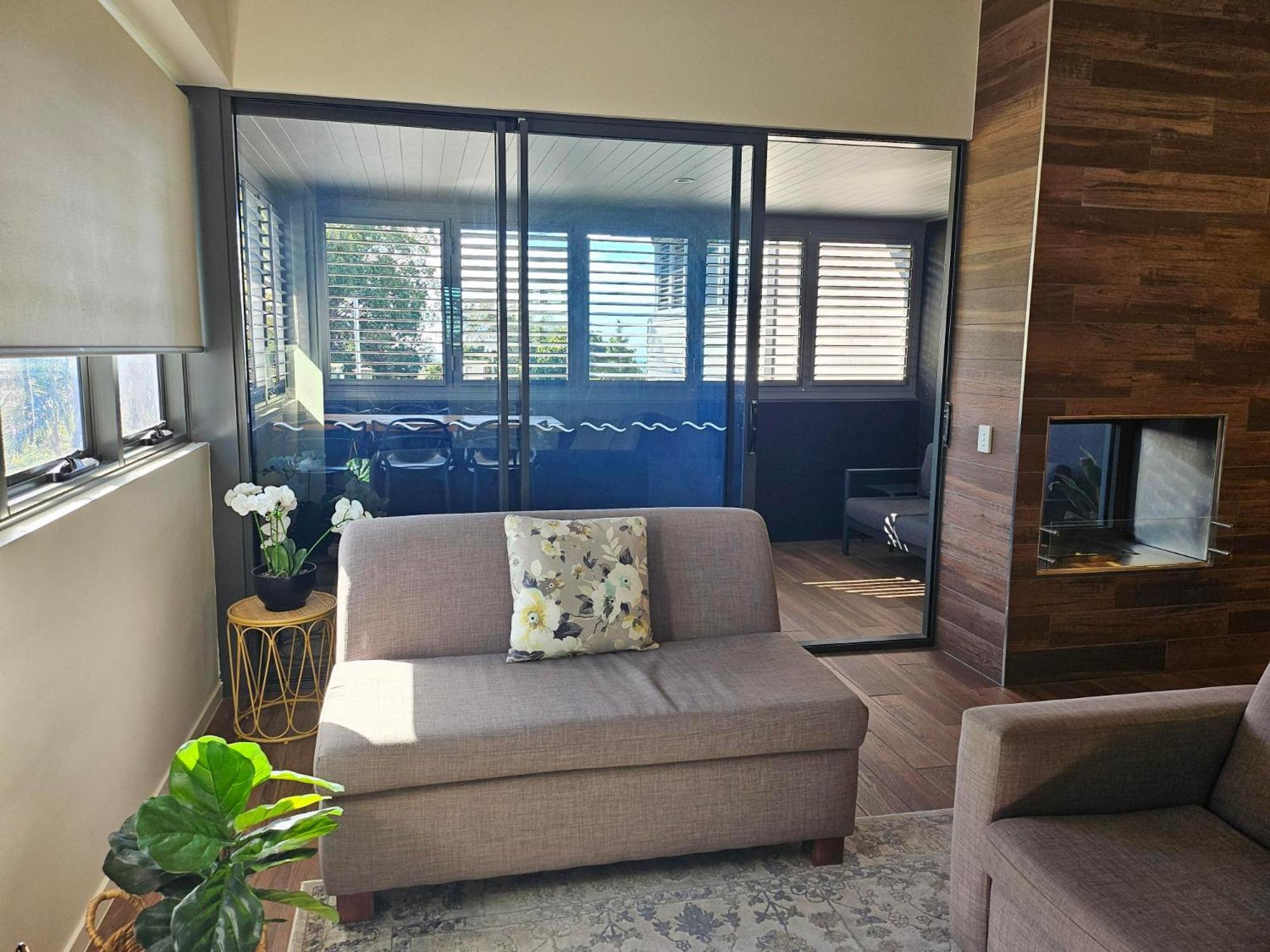 Altitude On Монтвіль Номер фото A living room with a sofa