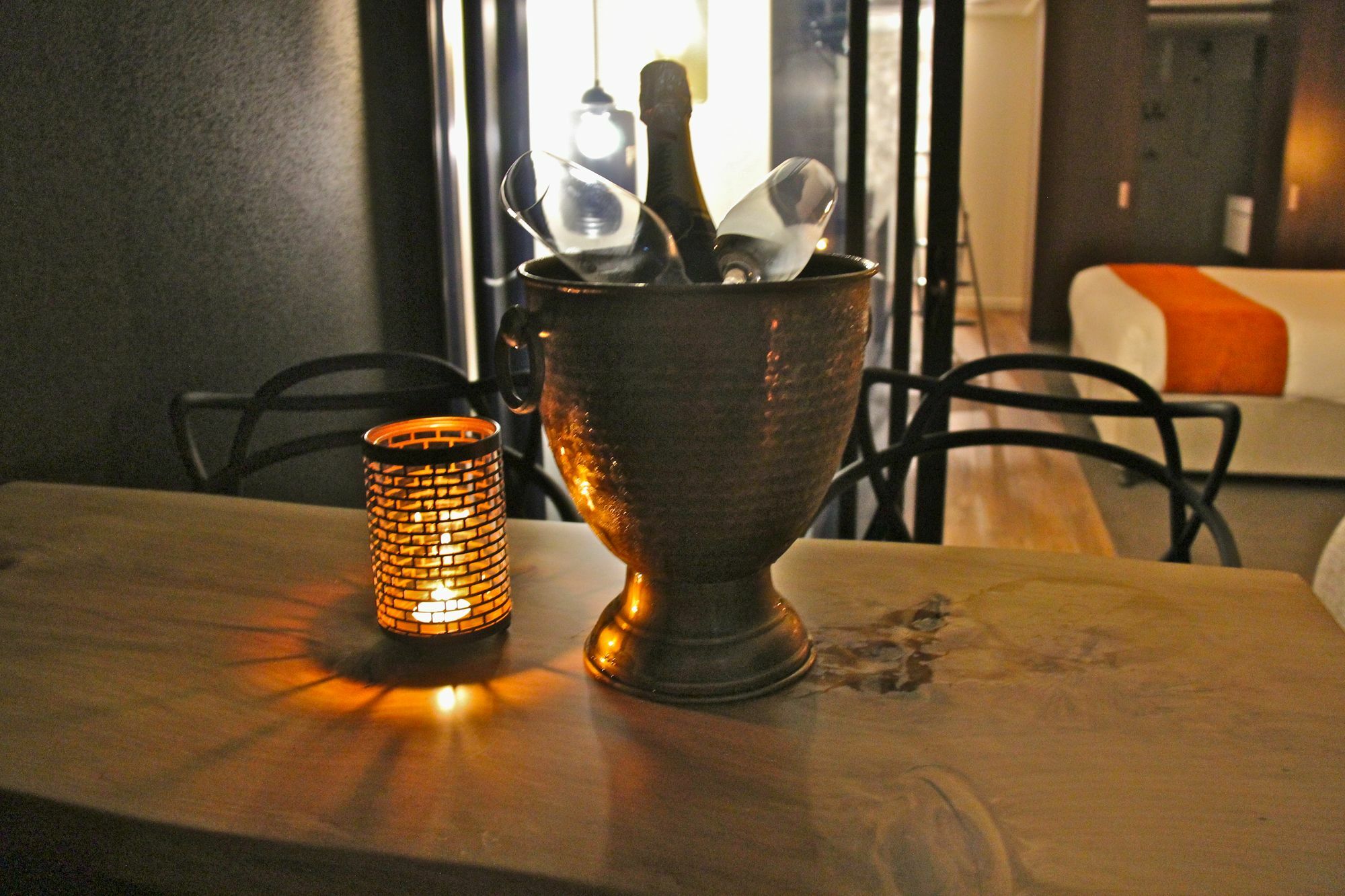 Altitude On Монтвіль Екстер'єр фото Champagne in a champagne bucket